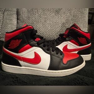 Jordan 1 Mid Black White Red 🔥